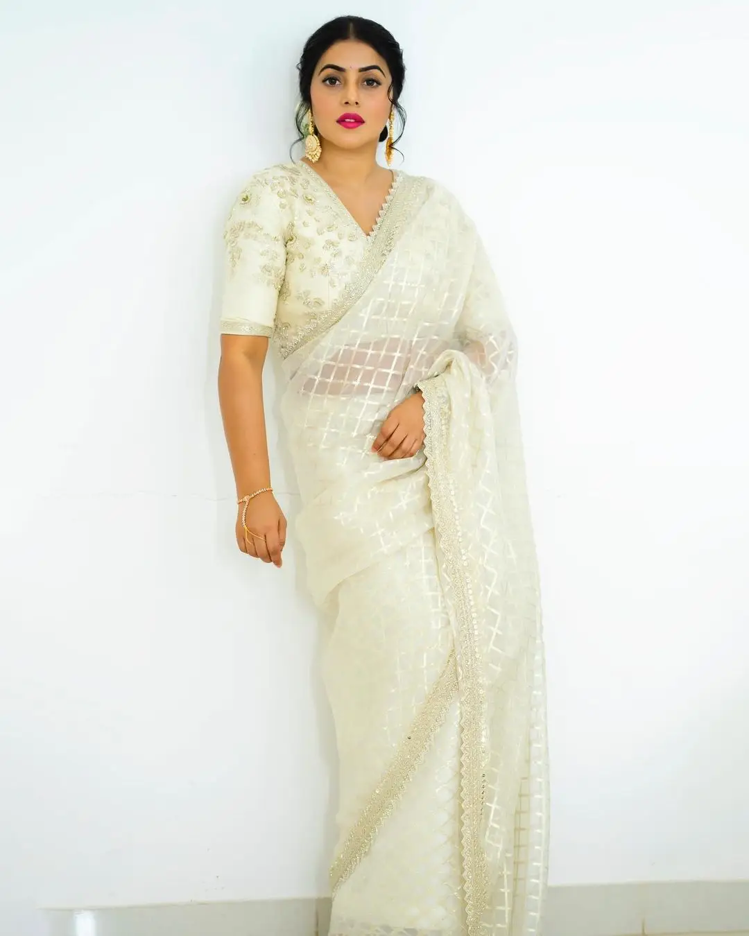 SHAMNA KASIM WEARING BEAUTIFUL EARRINGS WHITE DESIGNER SAREE 8